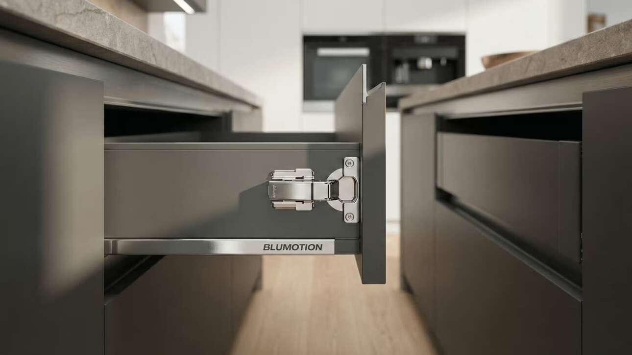 Detalle de bisagra Blum Clip Top con sistema de amortiguación Blumotion instalada en mueble de cocina moderno.